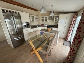 Lave-vaisselle, batterie de cuisine, vaisselle et ustensiles