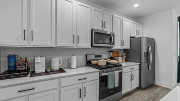 Frigorifero, microonde, forno, piano cottura