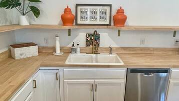 Micro-ondes, four, plaque de cuisson, lave-vaisselle