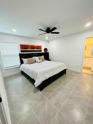 4 bedrooms, iron/ironing board, WiFi, bed sheets - Julian's Flat- So close to WEC, OBS, FAST, & HITS!  On W Hwy 40! (Ocala)