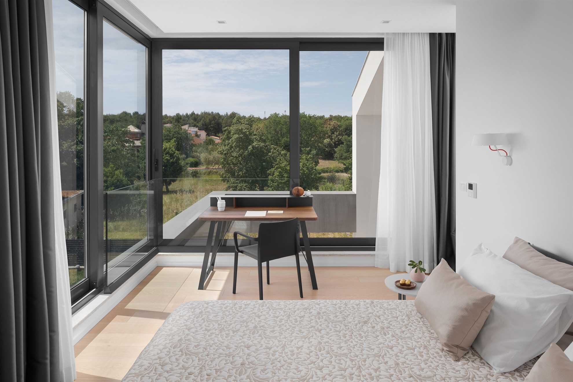 4 bedrooms, desk, iron/ironing board, travel crib