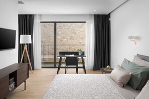 4 dormitorios, escritorio, tabla de planchar con plancha y cuna de viaje