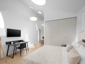 4 habitaciones, escritorio y tabla de planchar con plancha