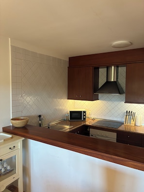 Fridge, microwave, oven, stovetop - Vacation home with pool close to the beach (IB)