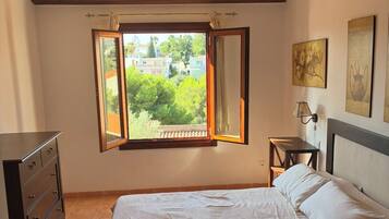 2 bedrooms, iron/ironing board, free WiFi