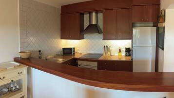 Frigorífic, microones, forn i placa de cuina