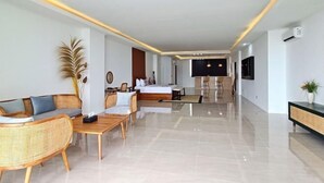 A spacious hotel room with a living area, a dining area, and a kitchen. - Villa Teraum (Pujut)