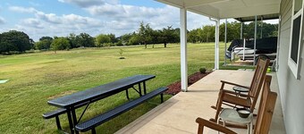 Charming 3-bedroom 2-Bath house on 3 Acres lot near Lake Tawakoni that sleeps 8