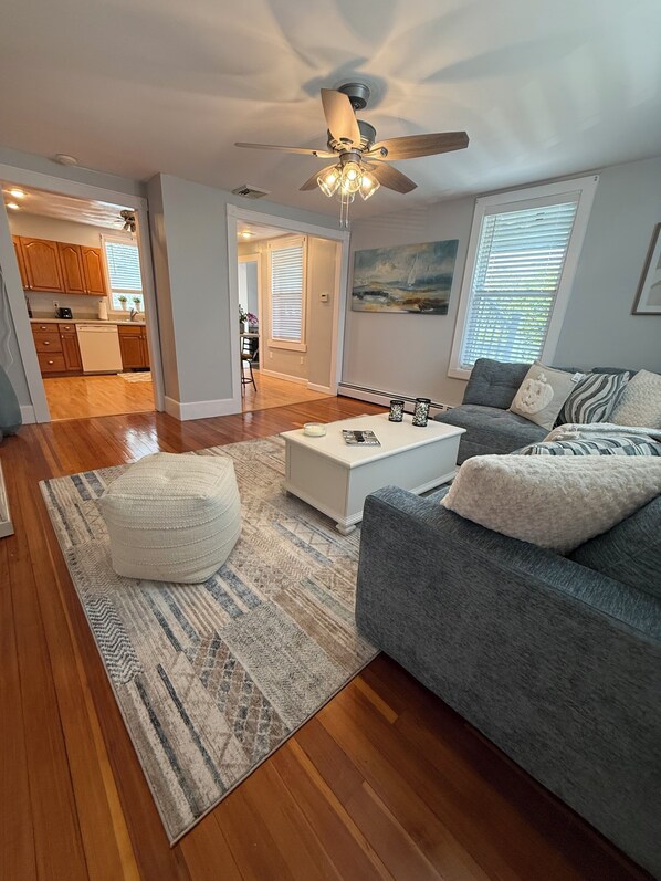 Living area - Fantastic 2-bedroom apartment in Beverly by the beach - near historic Salem (Beverly)