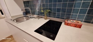 Kühlschrank, Mikrowelle, Herdplatte, Wasserkocher mit Kaffee-/Teezubehör