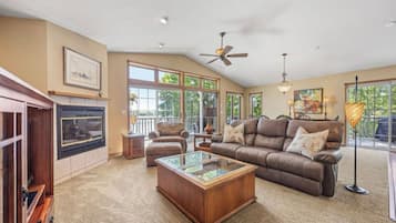 Televisión y chimenea