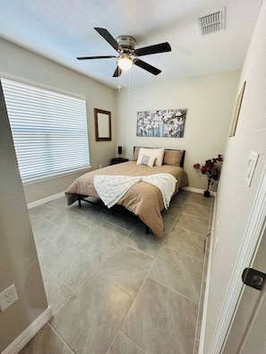 3 bedrooms, iron/ironing board, WiFi, bed sheets - The “Florida” Green Minutes from WEC, OBS, FAST & HITS. Located off of W HWY 40! (Ocala)