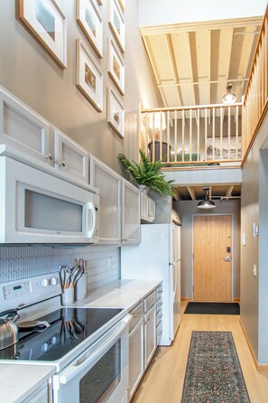 Private kitchen - 5 mins to Downtown I King I Loft I Keyless Entry (Fargo)