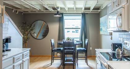 5 mins to Downtown I King I Loft I Keyless Entry