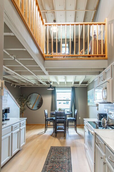 5 mins to Downtown I King I Loft I Keyless Entry