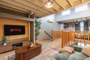 Living area - 5 mins to Downtown I King I Loft I Keyless Entry (Fargo)