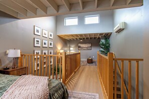 1 bedroom, WiFi, bed sheets - 5 mins to Downtown I King I Loft I Keyless Entry (Fargo)