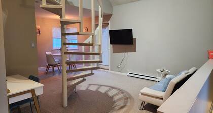 Quiet & Private Greek-Inspired Coach House in Ladner