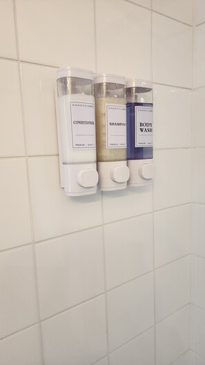 Asciugacapelli, asciugamani, sapone, shampoo