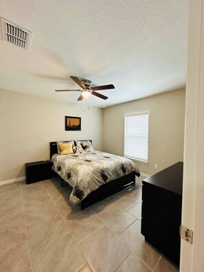 3 habitaciones, tabla de planchar con plancha, wifi y ropa de cama 