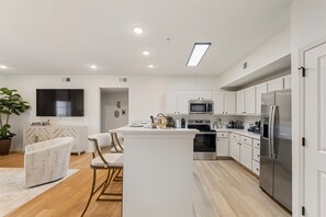 ثلاجة، ميكروويف، فرن، موقد طهي مسطح