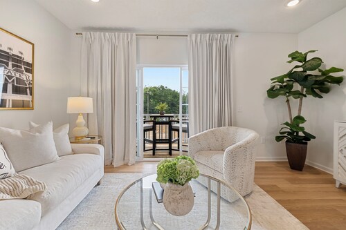 Walk to Davis Wade Stadium, Pet Friendly, King Bed