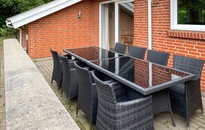 Outdoor dining - Ocean front home in Spøttrup with sauna (Spøttrup)