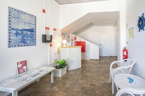 ฝ่ายต้อนรับ