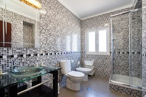 Appartement supérieur | Salle de bain | Douche, serviettes fournies