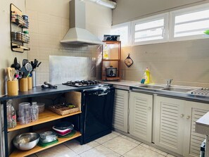 冷蔵庫、電子レンジ、オーブン、コンロ