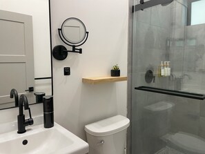 Sèche-cheveux, serviettes fournies, savon, papier toilette