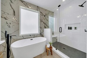 Douche, sèche-cheveux, shampoing