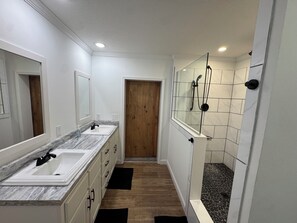 Secadora de cabello, toallas, jabón, papel de baño 