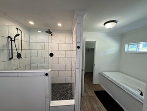Secador de cabelo, toalhas de banho, sabonete, papel higiênico