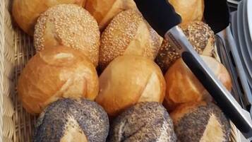 Desayuno buffet diario (EUR 15 por persona)