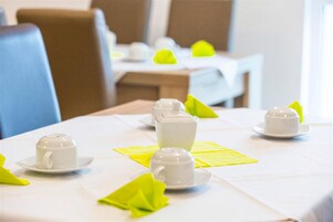 Café da manhã com buffet todos os dias (EUR 15 por pessoa)