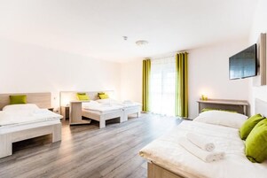 Quarto quádruplo | Escrivaninha, espaço de trabalho para notebook, Wi-Fi de cortesia