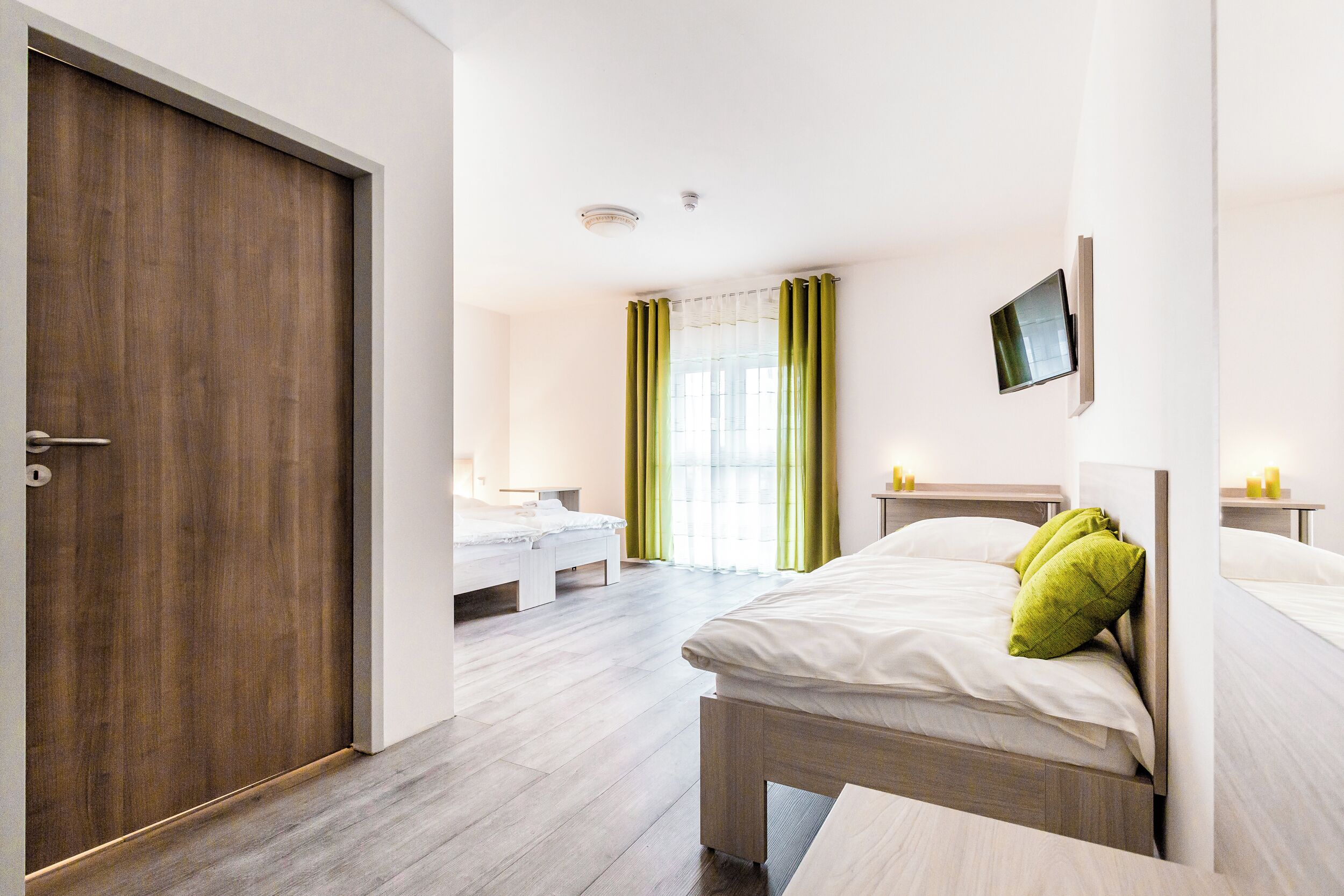 家庭三人房 | 办公桌、笔记本电脑工作区、免费 WiFi、床单