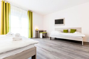 Familie driepersoonskamer | Een bureau, een laptopwerkplek, gratis wifi, beddengoed