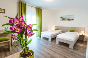 Escritorio, espacio para trabajar con laptop y wifi gratis 