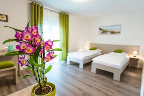 Desk, laptop workspace, free WiFi, bed sheets - Hotel Anna Hilden (Hilden)