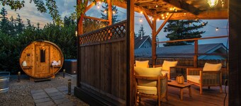 Private Sauna, Hot tub cold plunge retreat steps away from Golf course.