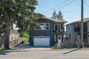 Exterior - Sauna, Hot Tub, Cold plunge steps from Golf/Lounge (Campbell River)