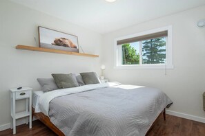 2 bedrooms, iron/ironing board, free WiFi, bed sheets - Sauna, Hot Tub, Cold plunge steps from Golf/Lounge (Campbell River)