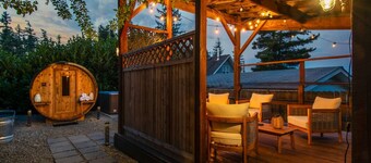 Sauna, Hot Tub, Cold plunge steps from Golf/Lounge