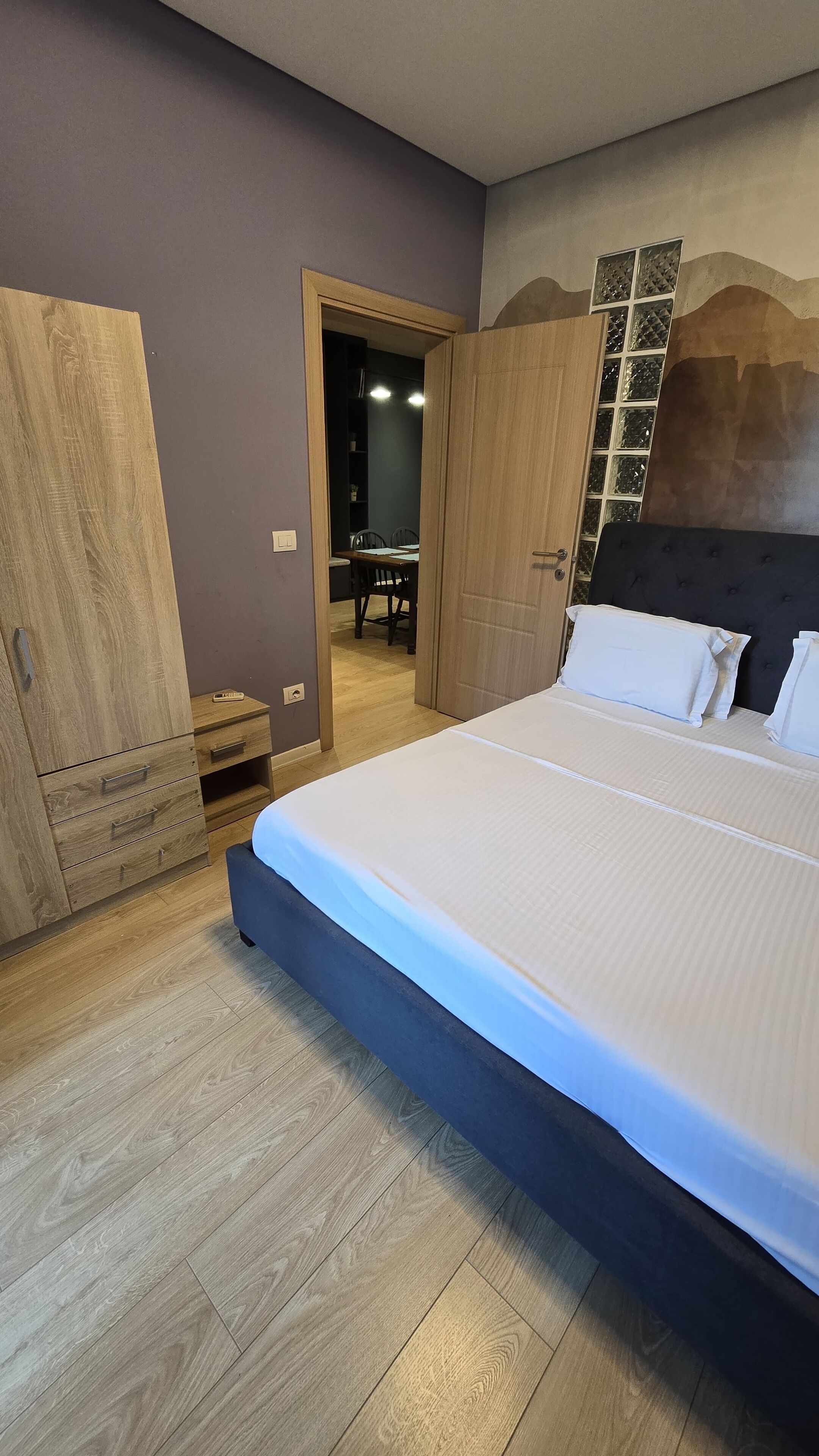 2 室のベッドルーム、アイロン / アイロン台、WiFi (無料)