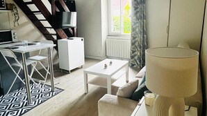 Ein kompakter Wohnraum mit Küche, Essbereich und Treppe.