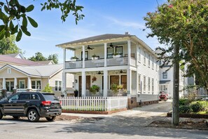 Exterior - Blue Bayou | Quiet | Private Parking! (Charleston)