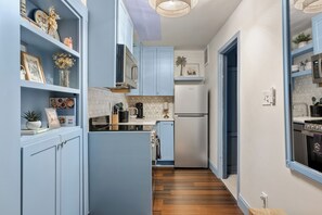 ثلاجة، ميكروويف، فرن، موقد طهي مسطح