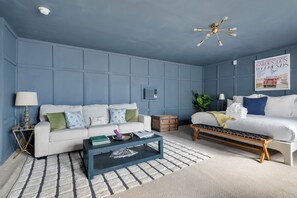 TV - Rutledge Retreat | Quiet | Private Parking! (Charleston)